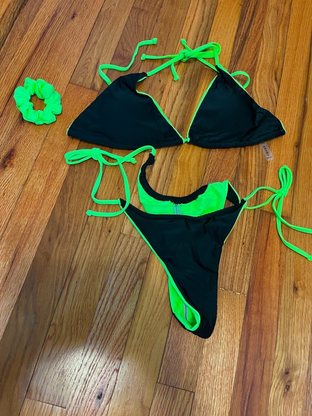 NWOT Black & neon green Bikini with scrunch bottom and hair scrunchie Size XL